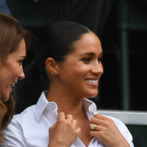 Catherine (Kate) Middleton, duchesse de Cambridge, Meghan Markle, duchesse de Sussex, sont dans les tribunes lors de la finale femme de Wimbledon "Serena Williams - Simona Halep (2/6 - 2/6) à Londres le 13 juillet 2019. © Chryslène Caillaud / Panoramic / Bestimage 