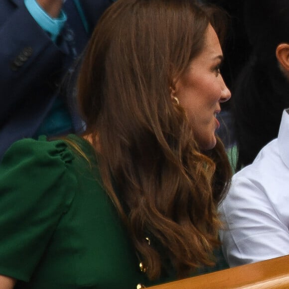 Catherine (Kate) Middleton, duchesse de Cambridge, Meghan Markle, duchesse de Sussex, sont dans les tribunes lors de la finale femme de Wimbledon "Serena Williams - Simona Halep (2/6 - 2/6) à Londres le 13 juillet 2019. © Chryslène Caillaud / Panoramic / Bestimage 