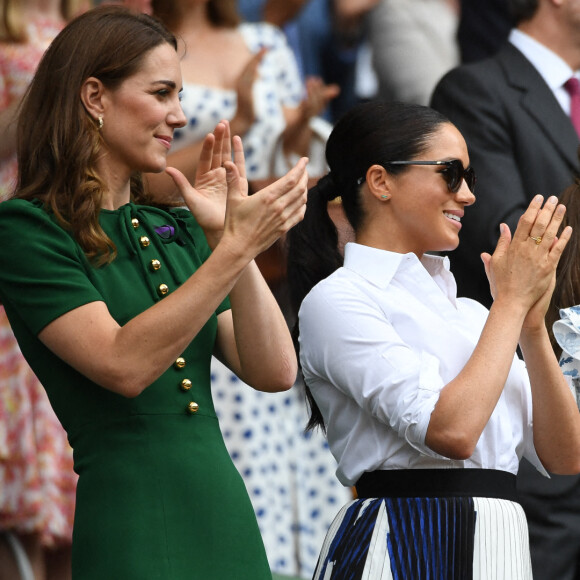 Catherine (Kate) Middleton, duchesse de Cambridge, Meghan Markle, duchesse de Sussex, sont dans les tribunes lors de la finale femme de Wimbledon "Serena Williams - Simona Halep (2/6 - 2/6) à Londres le 13 juillet 2019. © Chryslène Caillaud / Panoramic / Bestimage 