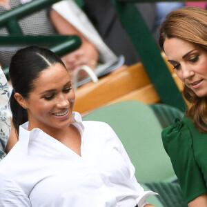 Catherine (Kate) Middleton, duchesse de Cambridge, Meghan Markle, duchesse de Sussex, sont dans les tribunes lors de la finale femme de Wimbledon "Serena Williams - Simona Halep (2/6 - 2/6) à Londres le 13 juillet 2019. © Chryslène Caillaud / Panoramic / Bestimage 