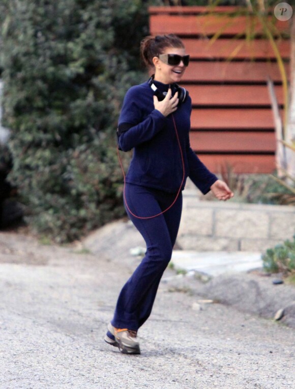 Fergie et Josh Duhamel font un jogging en amoureux près de  leur maison de Brentwood à Los Angeles le 1er février 2010