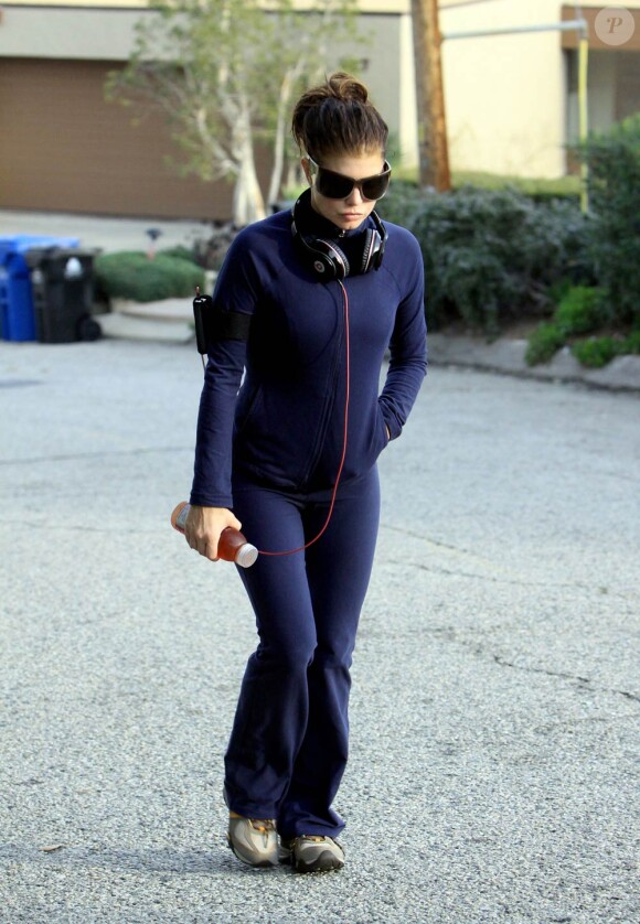 Fergie et Josh Duhamel font un jogging en amoureux près de  leur maison de Brentwood à Los Angeles le 1er février 2010