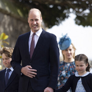 Le prince William, duc de Cambridge, et Catherine (Kate) Middleton, duchesse de Cambridge, et leurs enfants, le prince George de Cambridge, et la princesse Charlotte de Cambridge, arrivent à la chapelle Saint-Georges de Windsor pour assister à la messe de Pâques, le 17 avril 2022. 