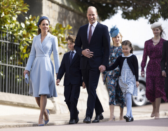 Le prince William, duc de Cambridge, et Catherine (Kate) Middleton, duchesse de Cambridge, et leurs enfants, le prince George de Cambridge, et la princesse Charlotte de Cambridge, arrivent à la chapelle Saint-Georges de Windsor pour assister à la messe de Pâques, le 17 avril 2022. 