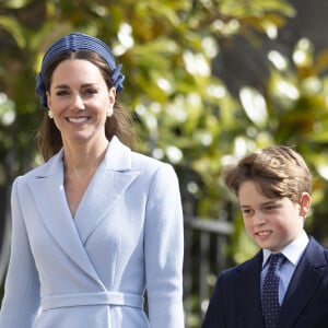 Le prince William, duc de Cambridge, et Catherine (Kate) Middleton, duchesse de Cambridge, et leurs enfants, le prince George de Cambridge, et la princesse Charlotte de Cambridge, arrivent à la chapelle Saint-Georges de Windsor pour assister à la messe de Pâques, le 17 avril 2022. 