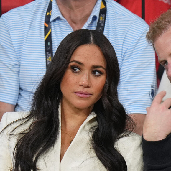 Le prince Harry et Meghan Markle assistent à la finale d'athlétisme, au deuxième jour des Invictus Games 2020 à La Haye, le 17 avril 2022. 