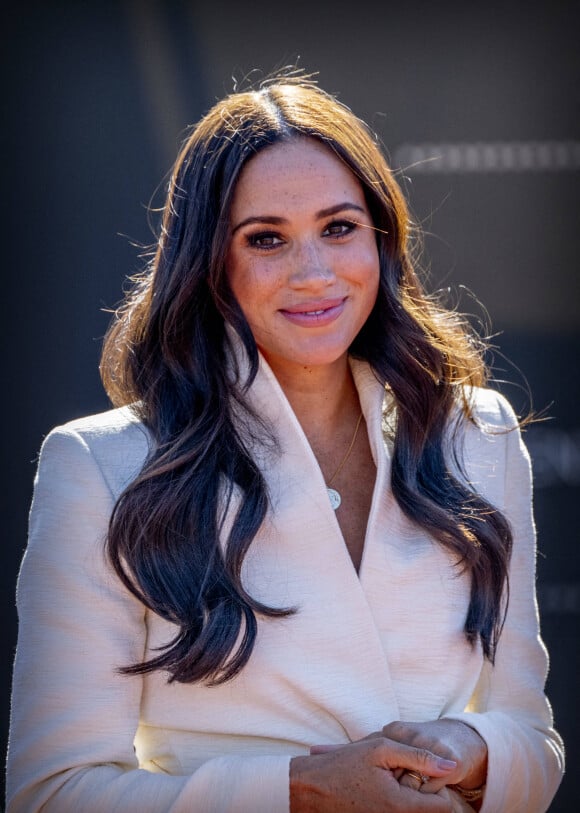 Le prince Harry et Meghan Markle assistent à la finale d'athlétisme, au deuxième jour des Invictus Games 2020 à La Haye, le 17 avril 2022. 