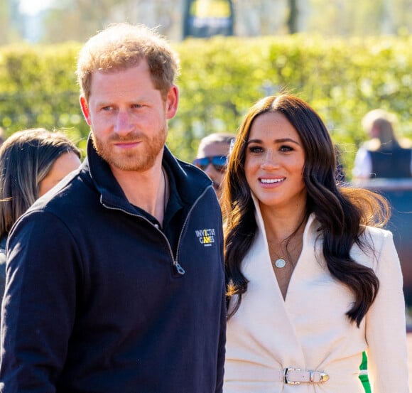 Le prince Harry et Meghan Markle assistent à la finale d'athlétisme, au deuxième jour des Invictus Games 2020 à La Haye, le 17 avril 2022. 