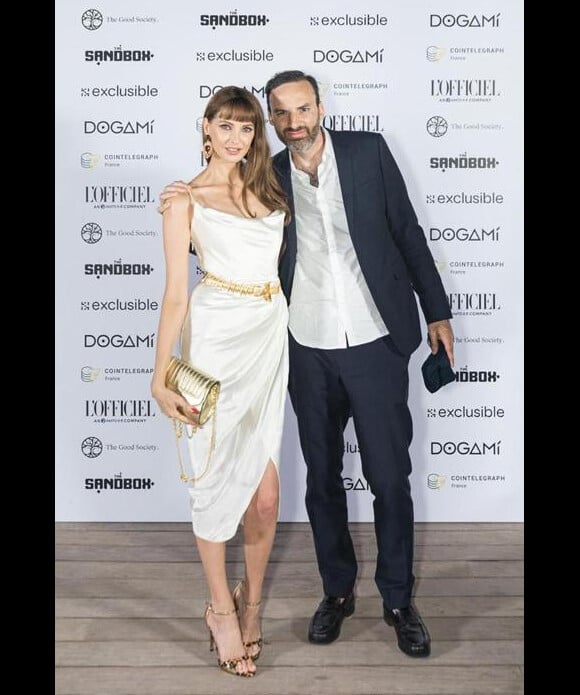 Frédérique Bel et Adrien Magdelaine (co-fondateur Dogami) - Soirée "Let's Mint the Party" sur la plage de l'hôtel Martinez lors du 75e Festival de Cannes, le 26 mai 2022. © Bestimage