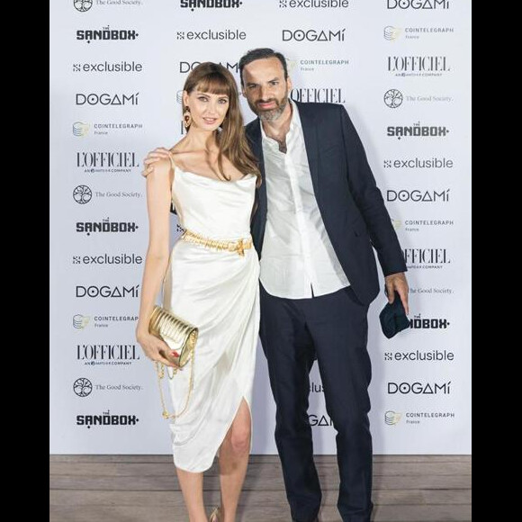 Frédérique Bel et Adrien Magdelaine (co-fondateur Dogami) - Soirée "Let's Mint the Party" sur la plage de l'hôtel Martinez lors du 75e Festival de Cannes, le 26 mai 2022. © Bestimage