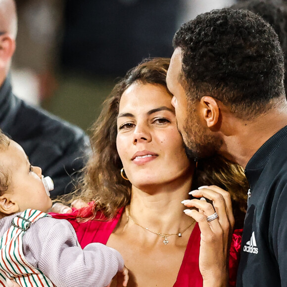 Jo-Wilfried Tsonga de France avec sa femme Noura El Shwekh et leur fils lors de la troisième journée de Roland-Garros 2022, Open de France 2022, tournoi de tennis du Grand Chelem au stade Roland-Garros à Paris, France, le 24 mai 2022. © Matthieu Mirville/Zuma Press/Bestimage