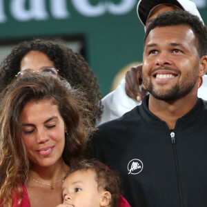 Jo-Wilfried Tsonga avec sa femme Noura El Shwekh et leurs enfants - Jo-Wilfried Tsonga reçoit le trophée de la FFT pour l'ensemble de sa carrière et fait ses Adieux après sa défaite lors des Internationaux de France de Tennis de Roland Garros 2022 - Jour 3. A Paris le 24 Mai 2022. © Bertrand Rindoff/Bestimage