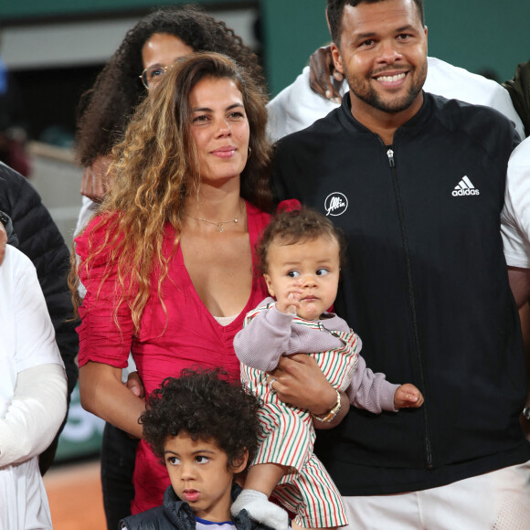 Jo-Wilfried Tsonga avec sa femme Noura El Shwekh et leurs enfants - Jo-Wilfried Tsonga reçoit le trophée de la FFT pour l'ensemble de sa carrière et fait ses Adieux après sa défaite lors des Internationaux de France de Tennis de Roland Garros 2022 - Jour 3. A Paris le 24 Mai 2022. © Bertrand Rindoff/Bestimage