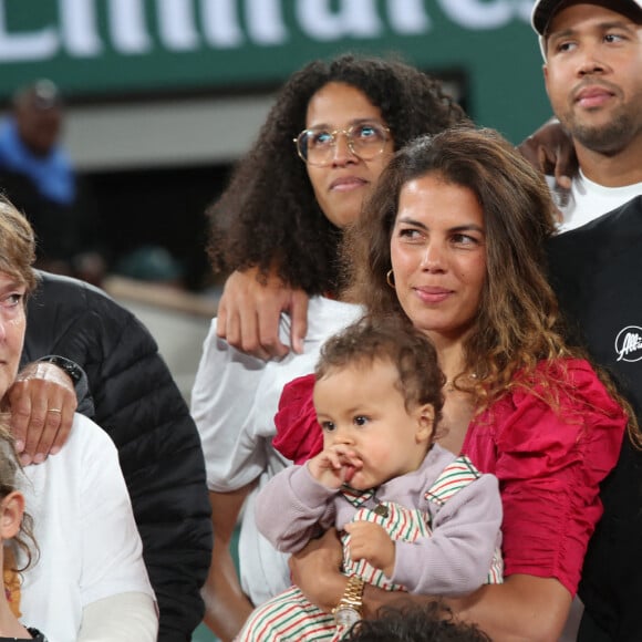 Jo-Wilfried Tsonga avec sa femme Noura El Shwekh, leurs enfants et la famille - Jo-Wilfried Tsonga reçoit le trophée de la FFT pour l'ensemble de sa carrière et fait ses Adieux après sa défaite lors des Internationaux de France de Tennis de Roland Garros 2022 - Jour 3. A Paris le 24 Mai 2022. © Bertrand Rindoff/Bestimage