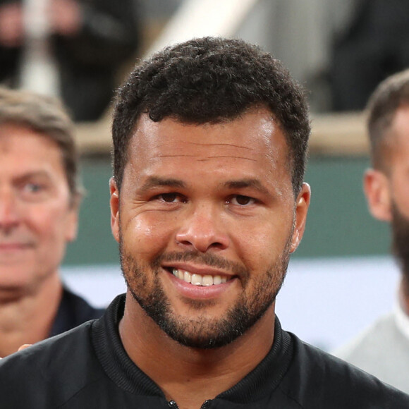 Jo-Wilfried Tsonga reçoit le trophée de la FFT pour l'ensemble de sa carrière et fait ses Adieux après sa défaite lors des Internationaux de France de Tennis de Roland Garros. © Bertrand Rindoff/Bestimage