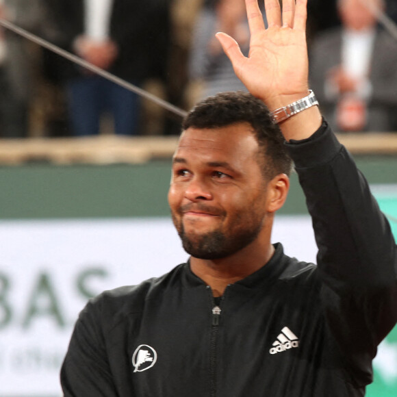 Jo-Wilfried Tsonga reçoit le trophée de la FFT pour l'ensemble de sa carrière et fait ses Adieux après sa défaite lors des Internationaux de France de Tennis de Roland Garros 2022 - Jour 3. A Paris le 24 Mai 2022. © Bertrand Rindoff/Bestimage