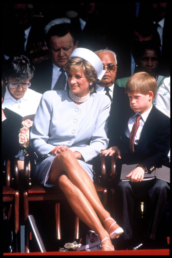 Princesse Diana et le prince Harry lors du 50ème anniversaire du parlement, en 1995.