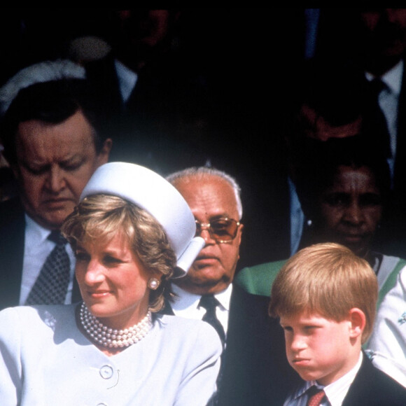 Princesse Diana et le prince Harry lors du 50ème anniversaire du parlement, en 1995.