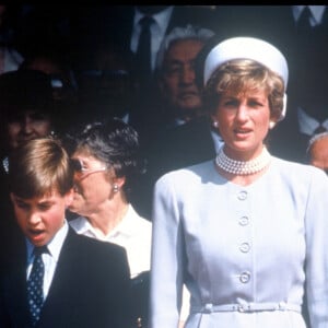 Le prince Charles, Lady Diana, le prince William et le prince Harry lors du 50e anniversaire du parlement en 1995.