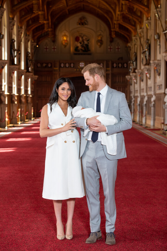 Le prince Harry et Meghan Markle, duc et duchesse de Sussex, présentent leur fils Archie dans le hall St George au château de Windsor le 8 mai 2019.