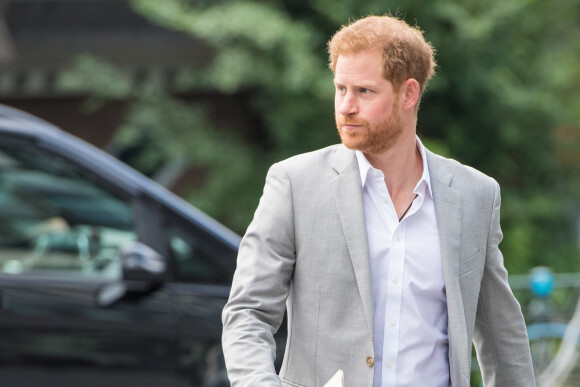 Le prince Harry, duc de Sussex, annonce la création de "Travalyst", un partenariat entre les sociétés Booking.com, SkyScanner, CTrip, TripAdvisor et Visa visant à encourager les pratiques de voyages durables dans l'ensemble du secteur. Amsterdam, le 3 septembre 2019.