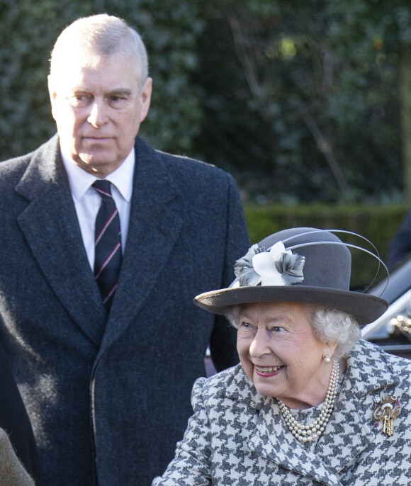 La reine Elizabeth II d'Angleterre et le prince Andrew, duc d'York, à leur arrivée au service dominical en l'église St Mary the Virgin à Hillington. Le 19 janvier 2020 
