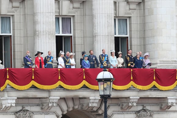 La reine Elisabeth II d'Angleterre, Meghan Markle, duchesse de Sussex (habillée en Dior Haute Couture par Maria Grazia Chiuri), le prince Harry, duc de Sussex, le prince William, duc de Cambridge, Kate Catherine Middleton, duchesse de Cambridge - La famille royale d'Angleterre lors de la parade aérienne de la RAF pour le centième anniversaire au palais de Buckingham à Londres. Le 10 juillet 2018