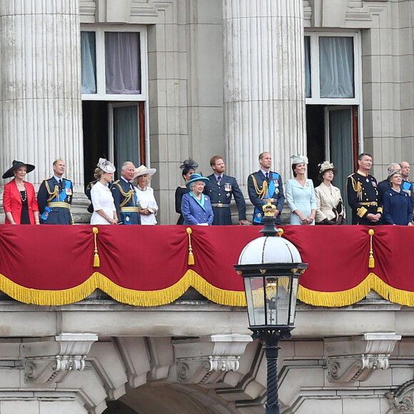 La reine Elisabeth II d'Angleterre, Meghan Markle, duchesse de Sussex (habillée en Dior Haute Couture par Maria Grazia Chiuri), le prince Harry, duc de Sussex, le prince William, duc de Cambridge, Kate Catherine Middleton, duchesse de Cambridge - La famille royale d'Angleterre lors de la parade aérienne de la RAF pour le centième anniversaire au palais de Buckingham à Londres. Le 10 juillet 2018