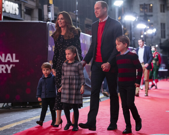 Le prince William, duc de Cambridge, et Catherine (Kate) Middleton, duchesse de Cambridge, avec leurs enfants le prince George, la princesse Charlotte et le prince Louis ont assisté à un spectacle donné en l'honneur des personnes qui ont été mobilisées pendant la pandémie au Palladium à Londres, Royaume Uni, le 11 décembre 2020.