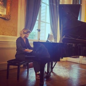 Photo publiée par Laurent Delahousse de sa compagne Alice Taglioni jouant un récital au piano à l'ambassade du Portugal - 1er juin 2022