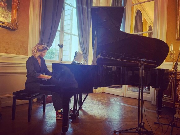 Photo publiée par Laurent Delahousse de sa compagne Alice Taglioni jouant un récital au piano à l'ambassade du Portugal - 1er juin 2022