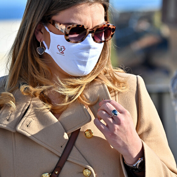 La princesse Stéphanie de Monaco et sa fille Camille Gottlieb participent au déploiement des "Courtepointes" en mémoire des victimes du SIDA, sur le toit du Musée Océanographique de Monaco, le 1er décembre 2021.