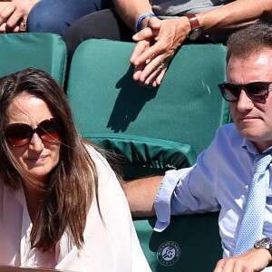 Pierre Sled et sa compagne dans les tribunes des Internationaux de Tennis de Roland Garros à Paris le 8 juin 2017 © Cyril Moreau-Dominique Jacovides/Bestimage