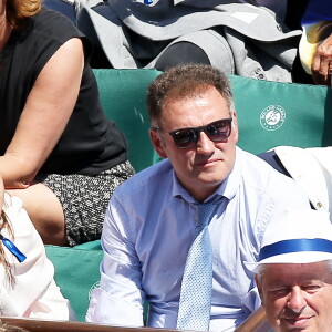 Pierre Sled et sa compagne dans les tribunes des Internationaux de Tennis de Roland Garros à Paris le 8 juin 2017 © Cyril Moreau-Dominique Jacovides/Bestimage 