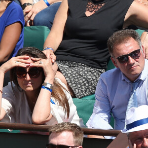 Pierre Sled et sa compagne dans les tribunes des Internationaux de Tennis de Roland Garros à Paris le 8 juin 2017 © Cyril Moreau-Dominique Jacovides/Bestimage 