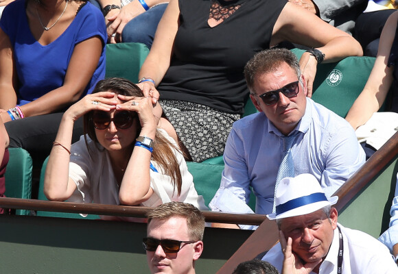 Pierre Sled et sa compagne dans les tribunes des Internationaux de Tennis de Roland Garros à Paris le 8 juin 2017 © Cyril Moreau-Dominique Jacovides/Bestimage 