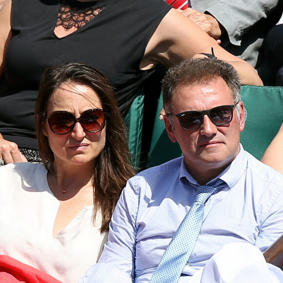 Pierre Sled et sa compagne dans les tribunes des Internationaux de Tennis de Roland Garros à Paris le 8 juin 2017 © Cyril Moreau-Dominique Jacovides/Bestimage 