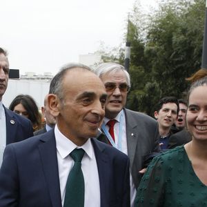 Eric Zemmour, candidat du parti "Reconquête!" à l'élection présidentielle 2022 et sa compagne Sarah Knafo visitent la 58ème édition du Salon international de l'agriculture au parc des expositions Paris Expo Porte de Versailles à Paris, France, le 4 mars 2022