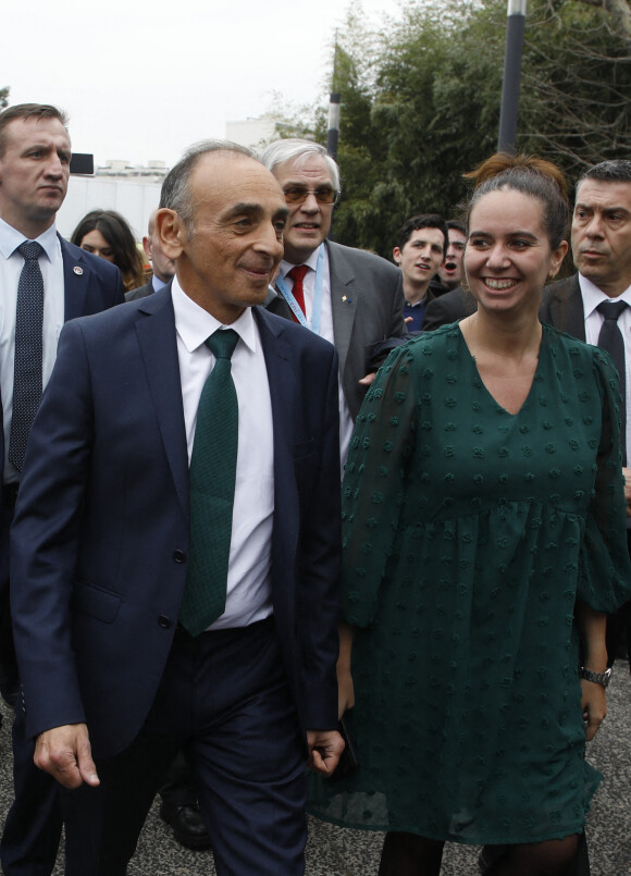 Eric Zemmour, candidat du parti "Reconquête!" à l'élection présidentielle 2022 et sa compagne Sarah Knafo visitent la 58ème édition du Salon international de l'agriculture au parc des expositions Paris Expo Porte de Versailles à Paris, France, le 4 mars 2022