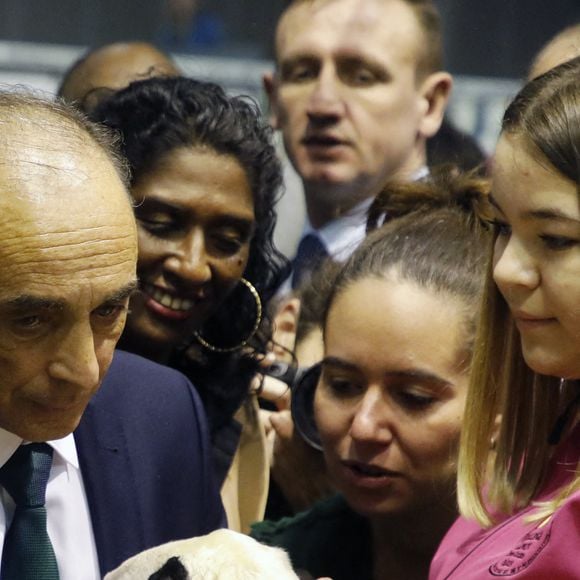 Eric Zemmour candidat du parti "Reconquête!" à l'élection présidentielle 2022 et sa compagne Sarah Knafo visitent le Salon international de l'agriculture au parc des expositions Paris Expo Porte de Versailles à Paris le 4 mars 2022