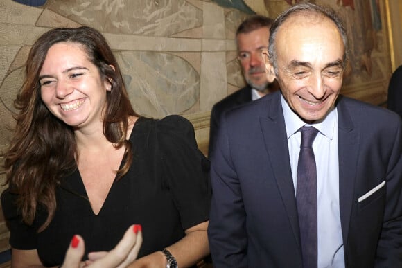 Eric Zemmour, presque candidat à l'élection présidentielle 2022, et sa conseillère politique Sarah Knafo en marge d'une réunion à Paris le 17 novembre 2021