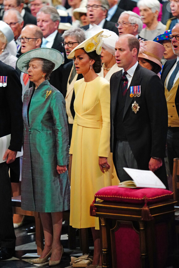 La princesse Anne, Le prince William, duc de Cambridge, et Catherine (Kate) Middleton, duchesse de Cambridge - Les membres de la famille royale et les invités lors de la messe célébrée à la cathédrale Saint-Paul de Londres, dans le cadre du jubilé de platine (70 ans de règne) de la reine Elisabeth II d'Angleterre. Londres, le 3 juin 2022. 