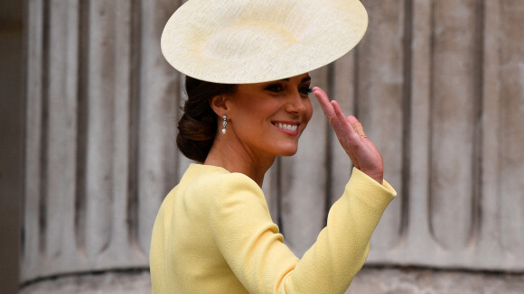 Kate Middleton chic en jaune avec un chapeau XXL : acclamée au bras de William pour la messe du jubilé