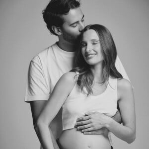 Ilona Smet annonce être enceinte en dévoilant son baby bump sur son compte Instagram, en compagnie de son amoureux Kamran Ahmed, le 5 février 2022.