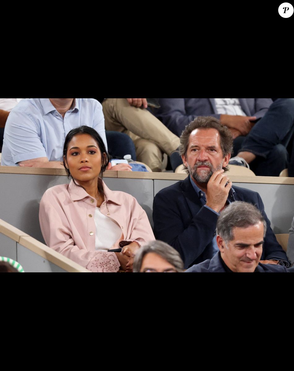 Sienna Miller Et Son Compagnon Devant Anne Claire Coudray Amoureuse à Roland Garros Le 