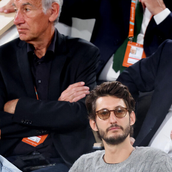 Pierre Niney et César Domboy en tribune (jour 13) lors des Internationaux de France de Tennis de Roland Garros 2022 à Paris, France, le 3 juin 2022. © Dominique Jacovides/Bestimage
