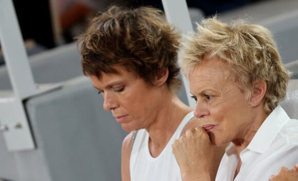 Muriel Robin et sa femme Anne Le Nen en tribune (jour 13) lors des Internationaux de France de Tennis de Roland Garros 2022 à Paris, France, le 3 juin 2022. © Dominique Jacovides/Bestimage