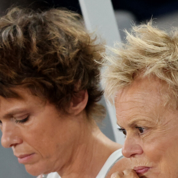 Muriel Robin et sa femme Anne Le Nen en tribune (jour 13) lors des Internationaux de France de Tennis de Roland Garros 2022 à Paris, France, le 3 juin 2022. © Dominique Jacovides/Bestimage