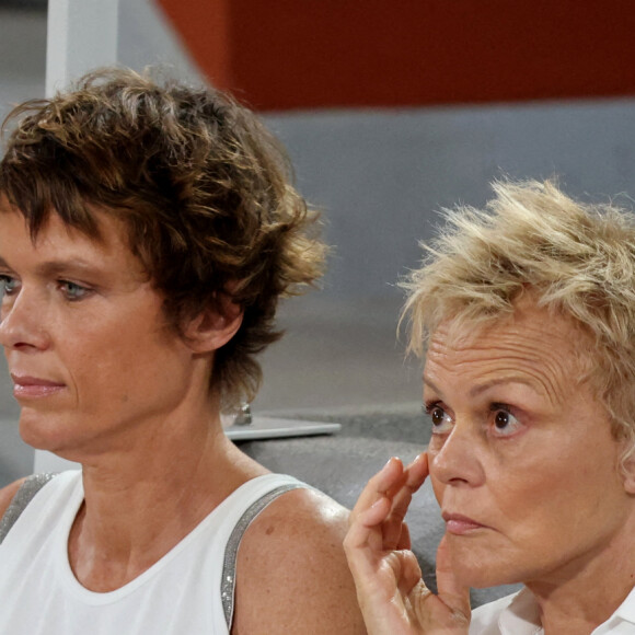 Muriel Robin et sa femme Anne Le Nen en tribune (jour 13) lors des Internationaux de France de Tennis de Roland Garros 2022 à Paris, France, le 3 juin 2022. © Dominique Jacovides/Bestimage