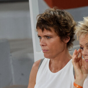 Muriel Robin et sa femme Anne Le Nen en tribune (jour 13) lors des Internationaux de France de Tennis de Roland Garros 2022 à Paris, France, le 3 juin 2022. © Dominique Jacovides/Bestimage